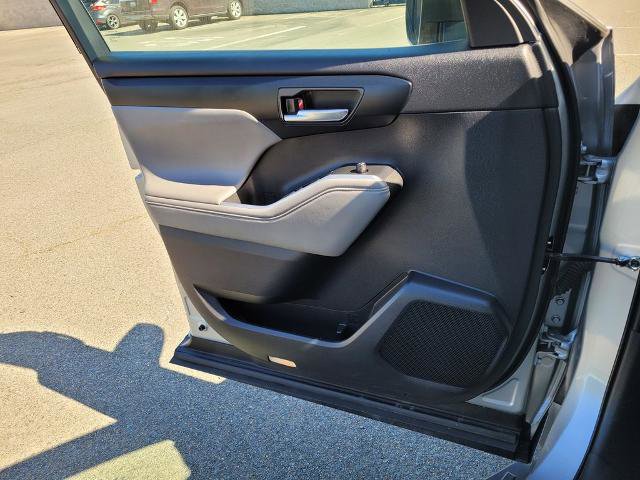Used 2022 Toyota Highlander XLE AWD/4WD image 27