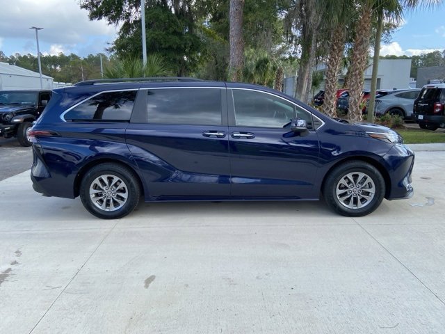 Used 2024 Toyota Sienna XLE image 3
