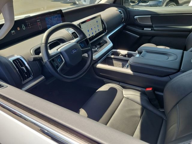 Certified 2025 Ford Expedition Platinum AWD/4WD image 3