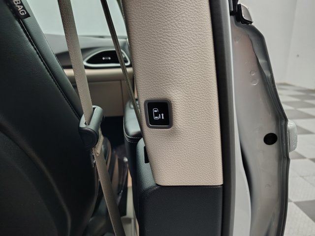 Used 2024 Chrysler Pacifica Touring-L FWD image 29
