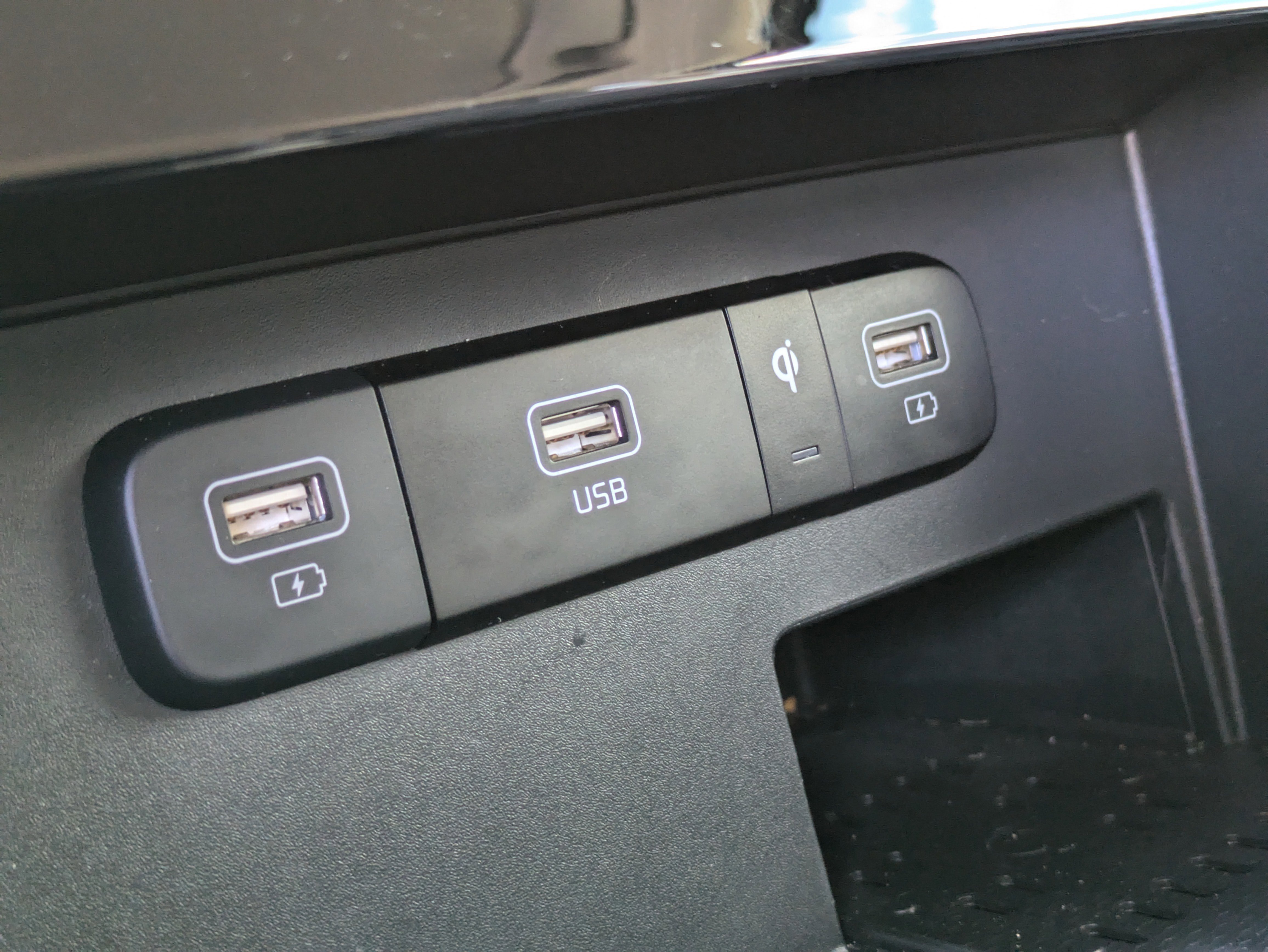 Used 2024 Kia Carnival EX image 31