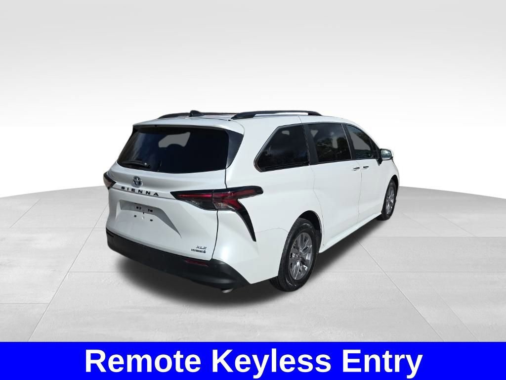 Used 2024 Toyota Sienna XLE image 4