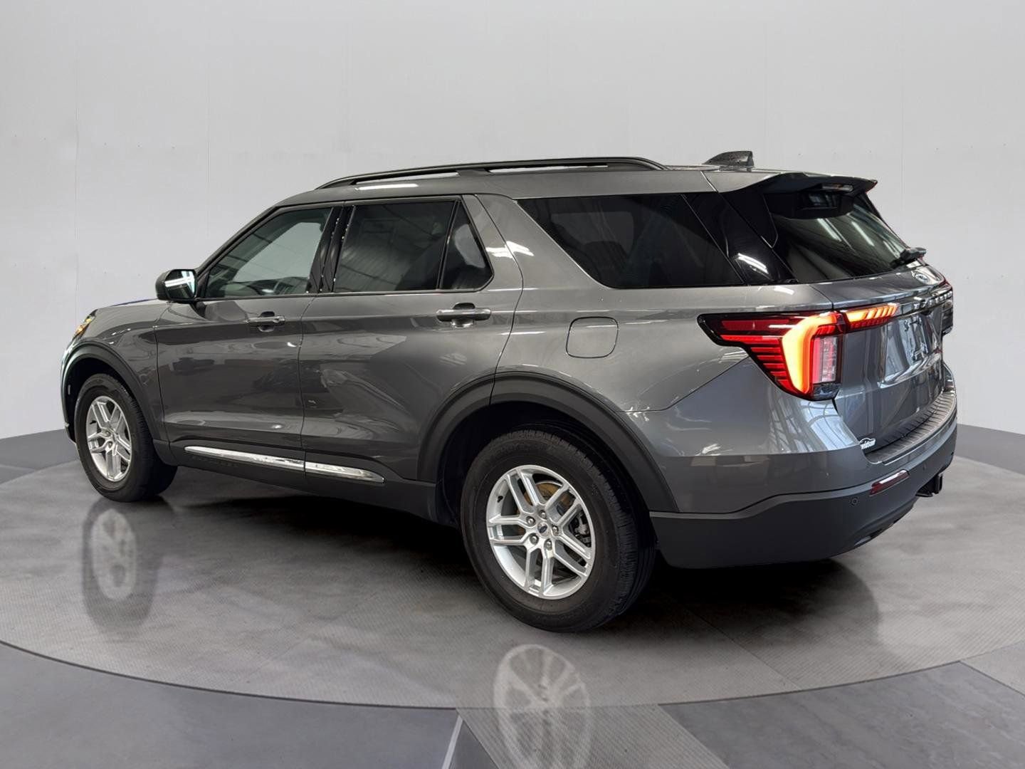 Certified 2025 Ford Explorer Active image 3