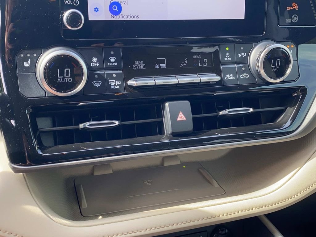 Used 2023 Toyota Highlander XLE FWD image 28