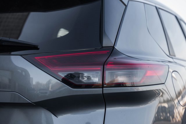 Used 2024 Nissan Rogue S image 8