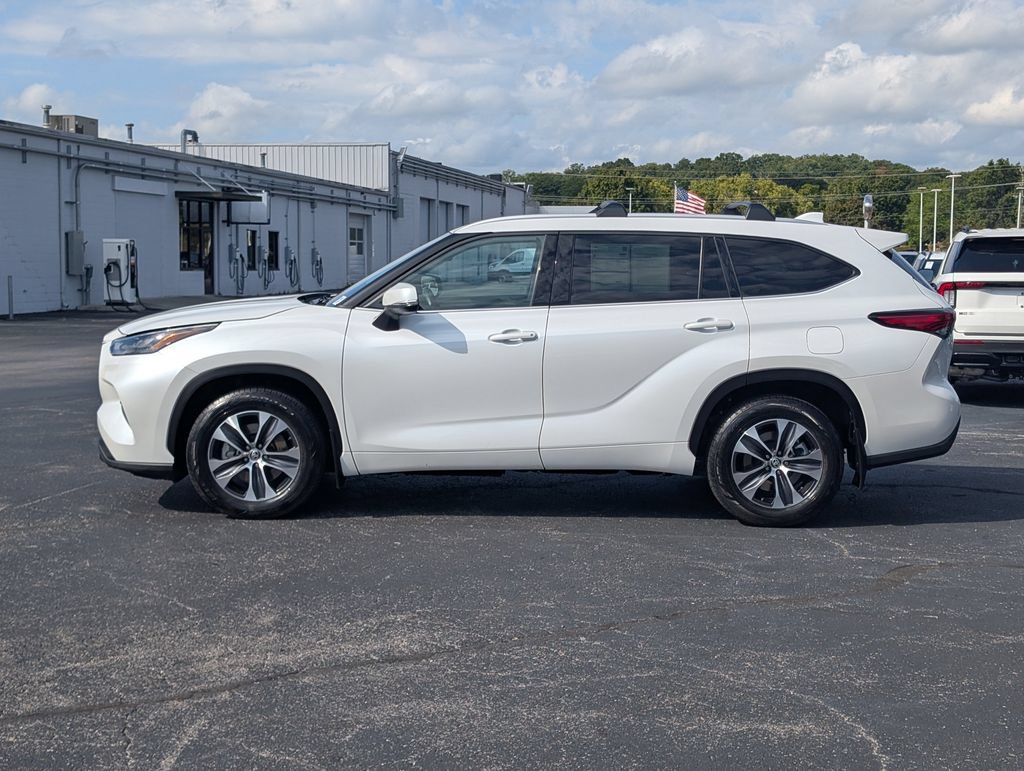 Used 2022 Toyota Highlander XLE FWD image 6