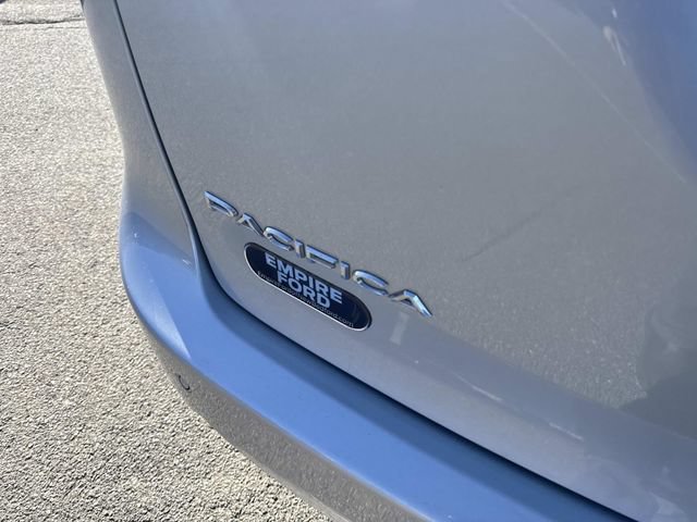 Used 2024 Chrysler Pacifica Touring-L FWD image 5