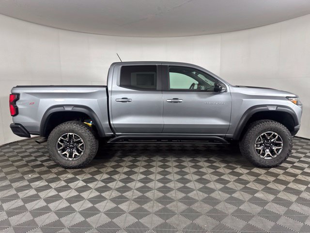 Used 2025 Chevrolet Colorado ZR2 w/ Technology Package AWD/4WD image 2
