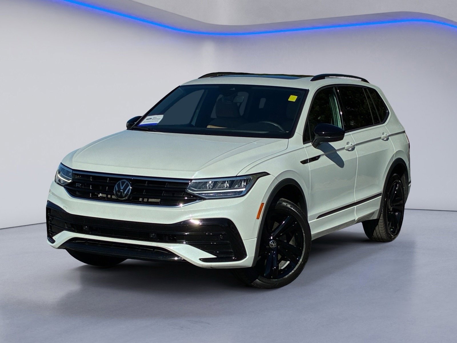 Used 2024 Volkswagen Tiguan SE R-Line FWD image 2
