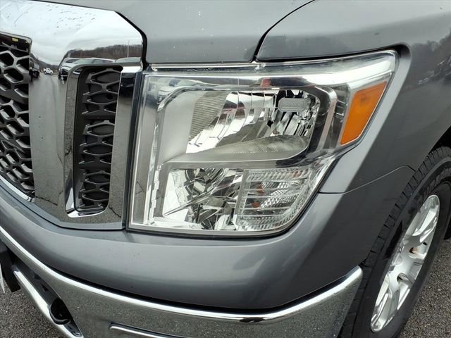 Used 2017 Nissan Titan SV image 11