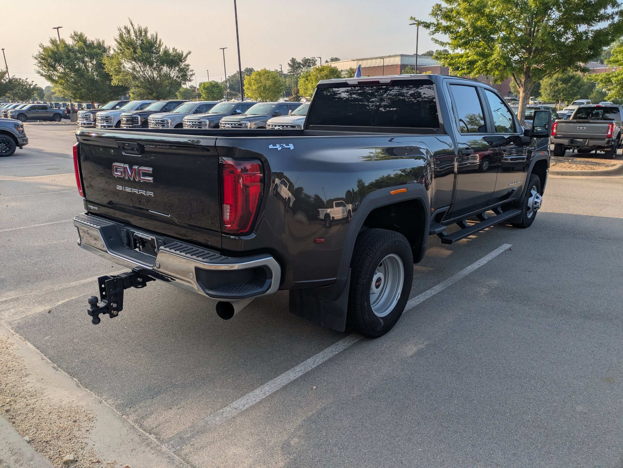 Used 2020 GMC Sierra 3500 4x4 Crew Cab w/ Gooseneck/5TH Wheel Package image 4