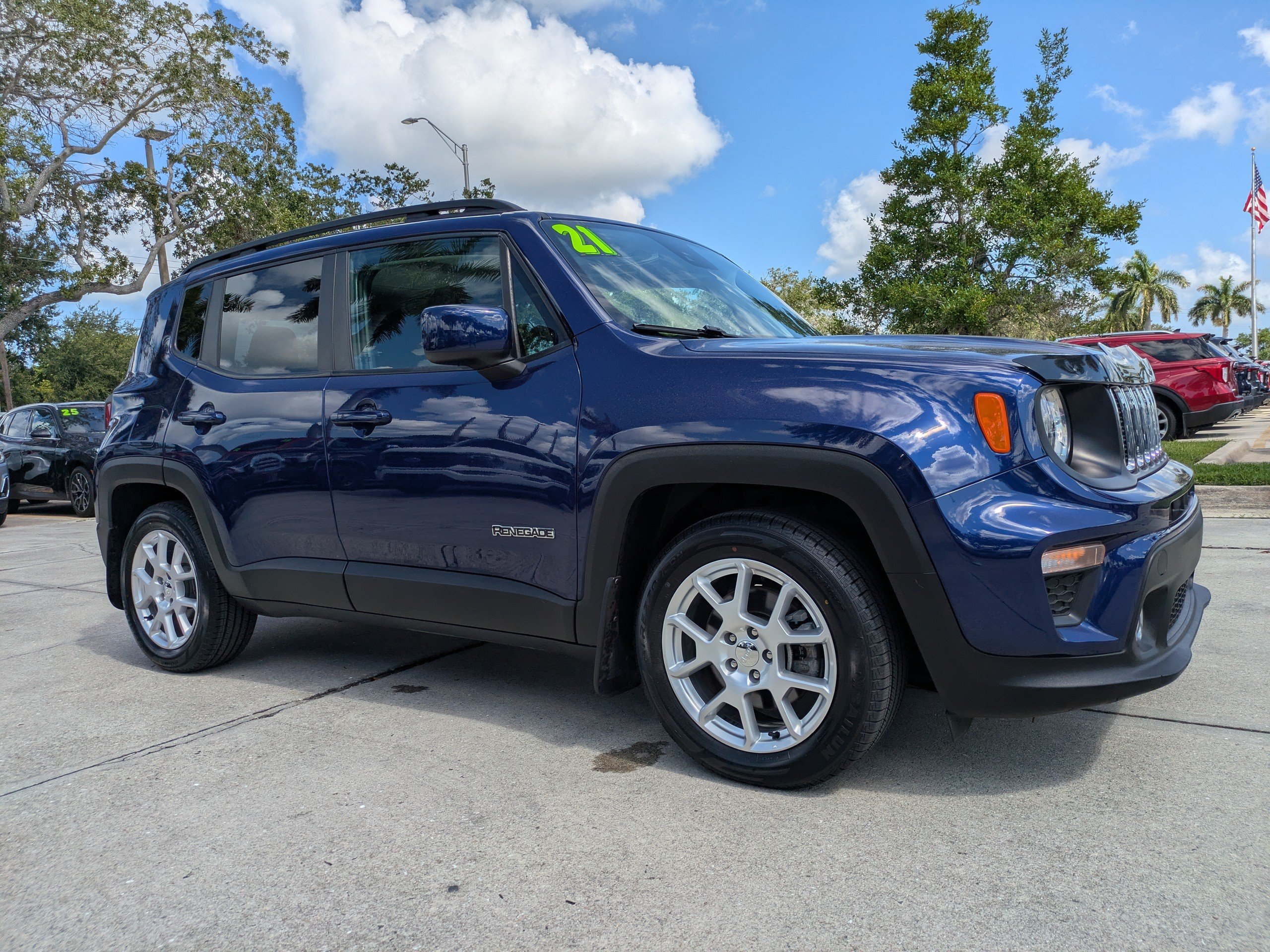 Used 2021 Jeep Renegade Latitude w/ Sun & Sound Group FWD image 2