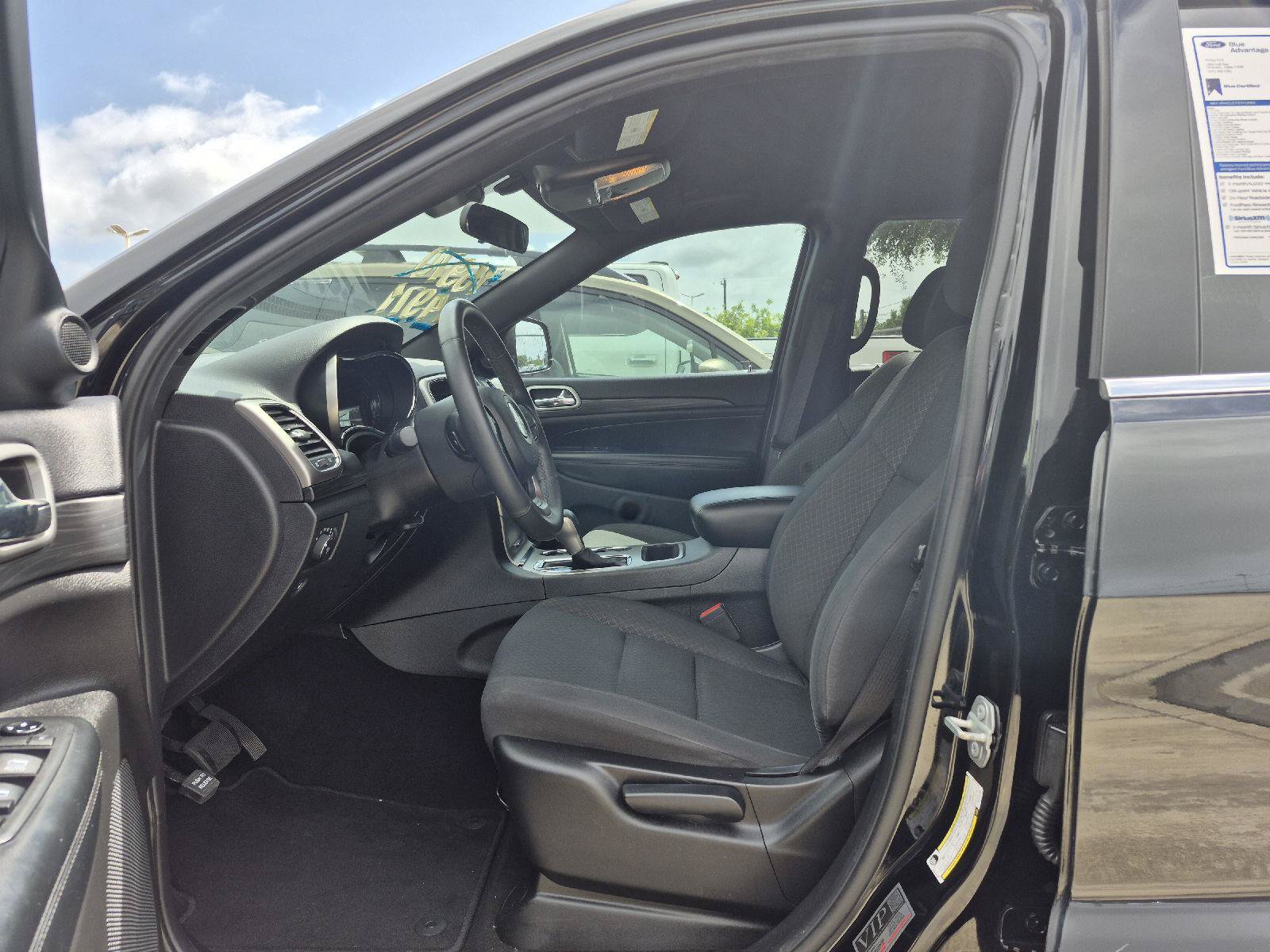 Used 2019 Jeep Grand Cherokee Laredo AWD/4WD image 2