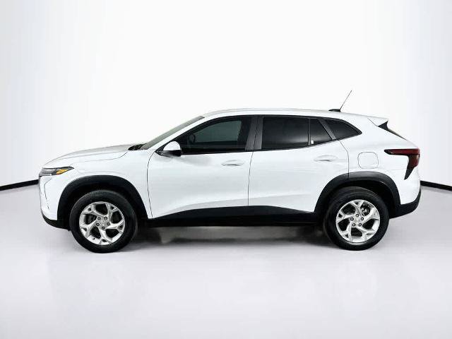 Used 2024 Chevrolet Trax LS w/ LS Convenience Package FWD image 3