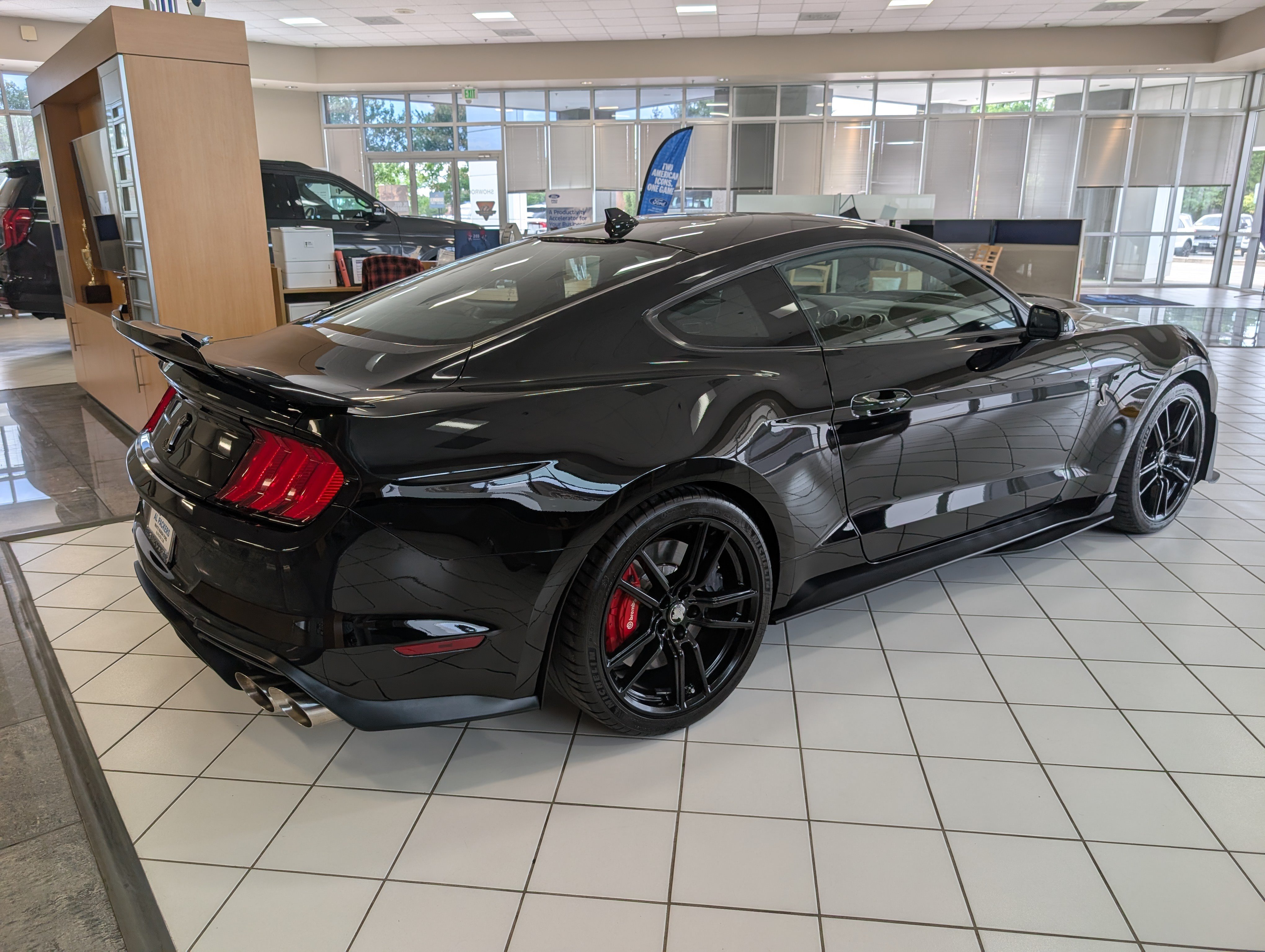 Certified 2021 Ford Mustang Shelby GT500 w/ Technology Package RWD image 3