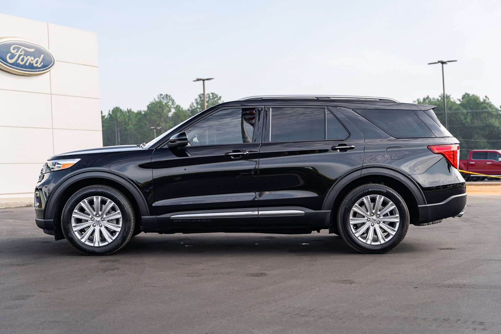 Certified 2021 Ford Explorer Limited w/ Hybrid Equipment Group 310A RWD image 4