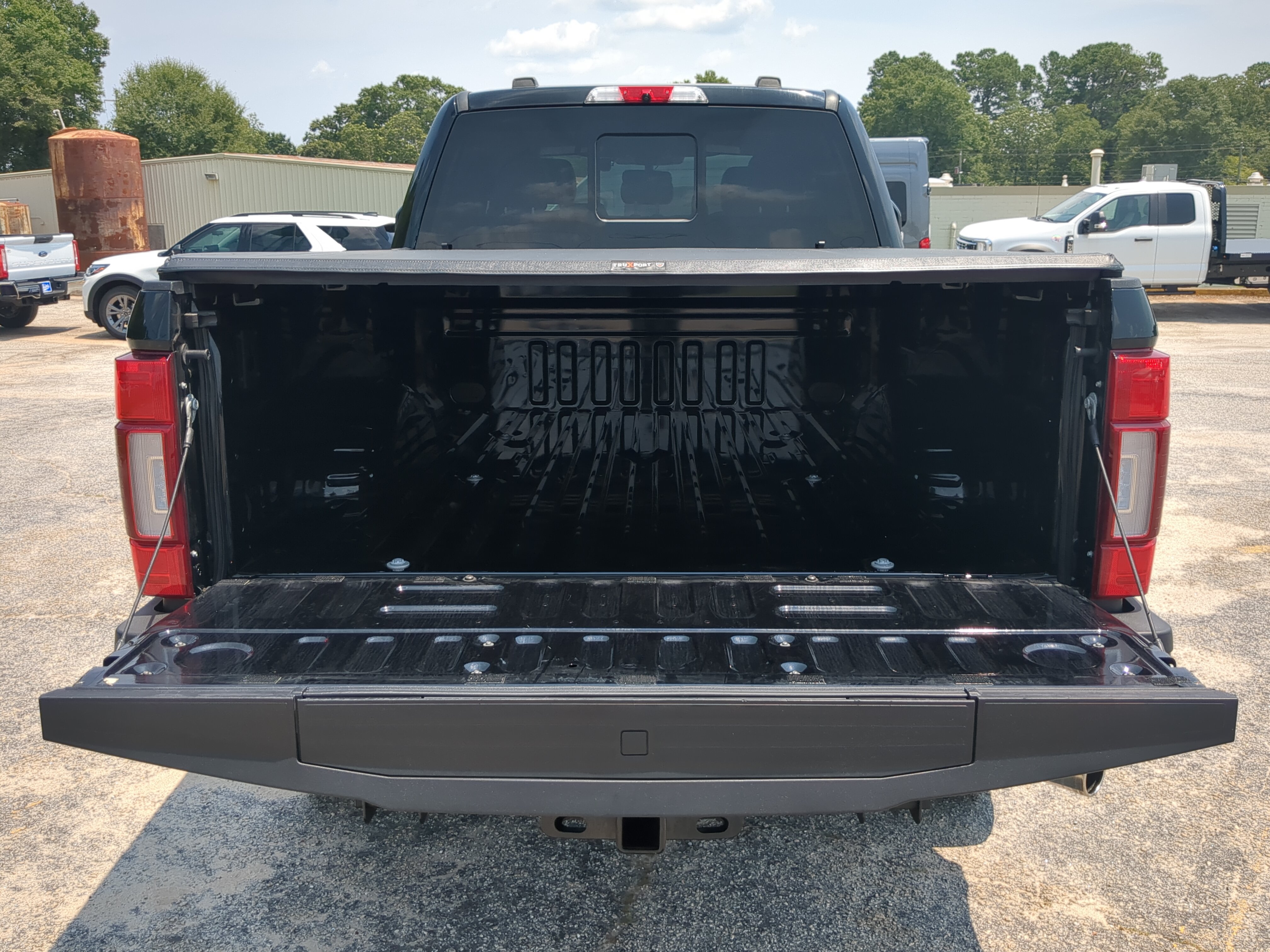 Certified 2022 Ford F250 Platinum w/ FX4 Off-Road Package AWD/4WD image 11
