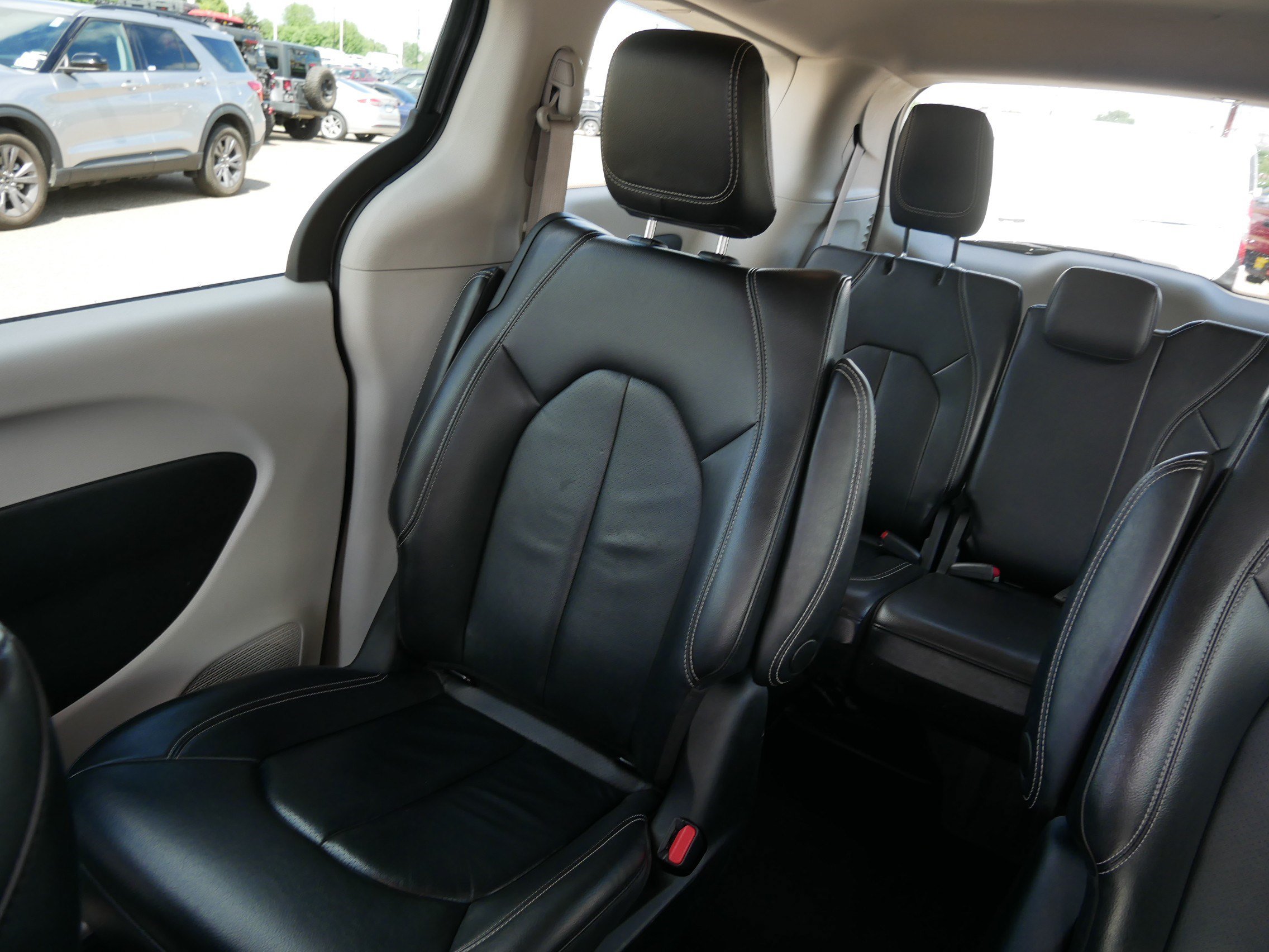 Used 2022 Chrysler Pacifica Touring-L FWD image 12