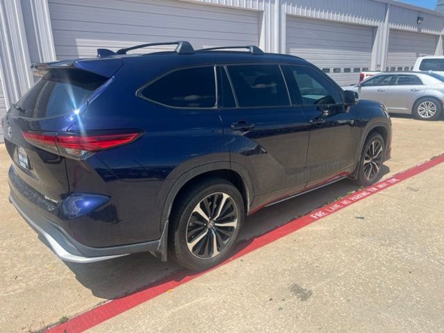Used 2022 Toyota Highlander XSE AWD/4WD image 3