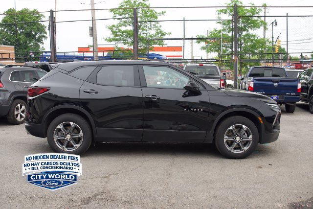Used 2025 Chevrolet Blazer LT FWD image 3
