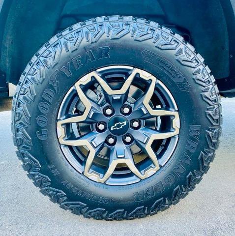 Used 2025 Chevrolet Colorado ZR2 w/ Technology Package AWD/4WD image 9