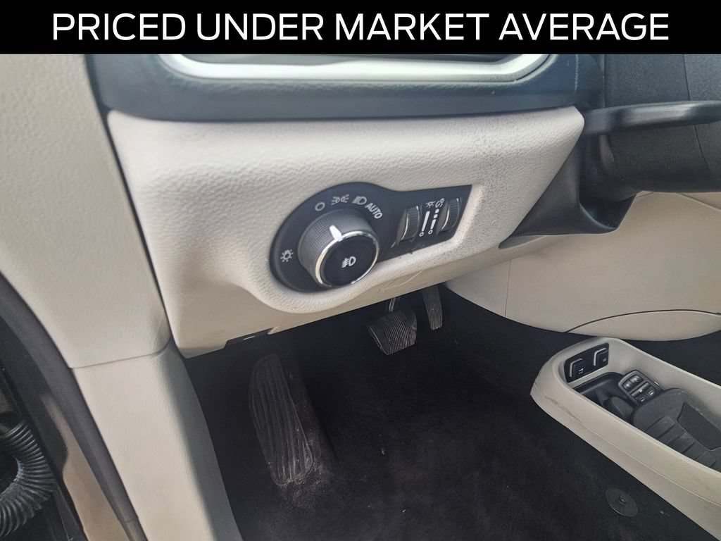 Used 2020 Chrysler Pacifica Touring-L FWD image 19