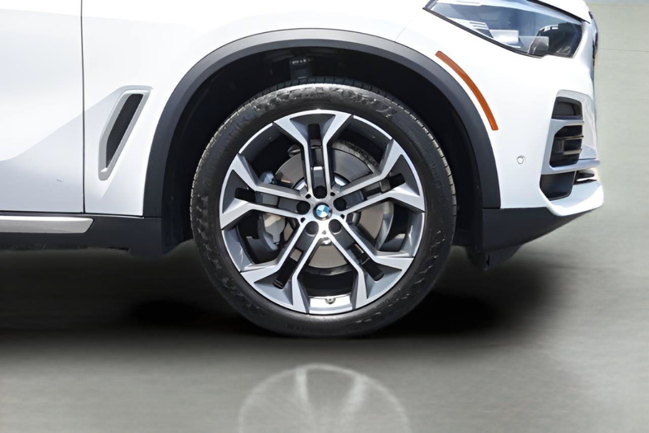 Used 2023 BMW X5 xDrive40i w/ Premium Package AWD/4WD image 4