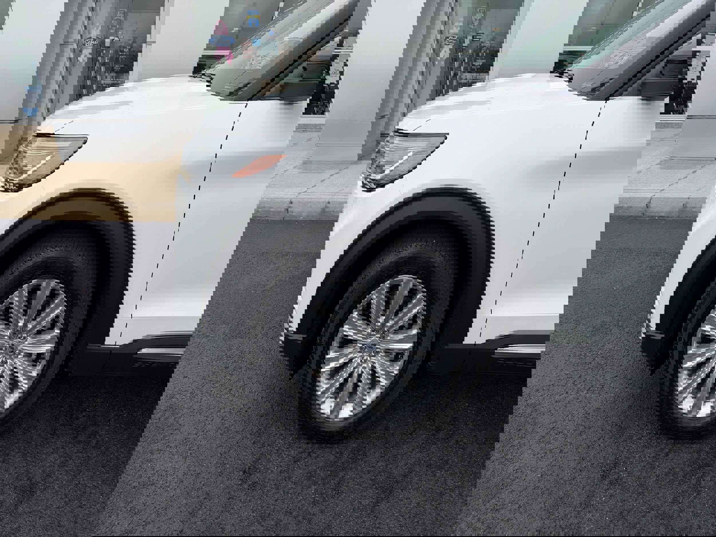 Certified 2025 Ford Explorer Platinum w/ LUX Leather Package image 10