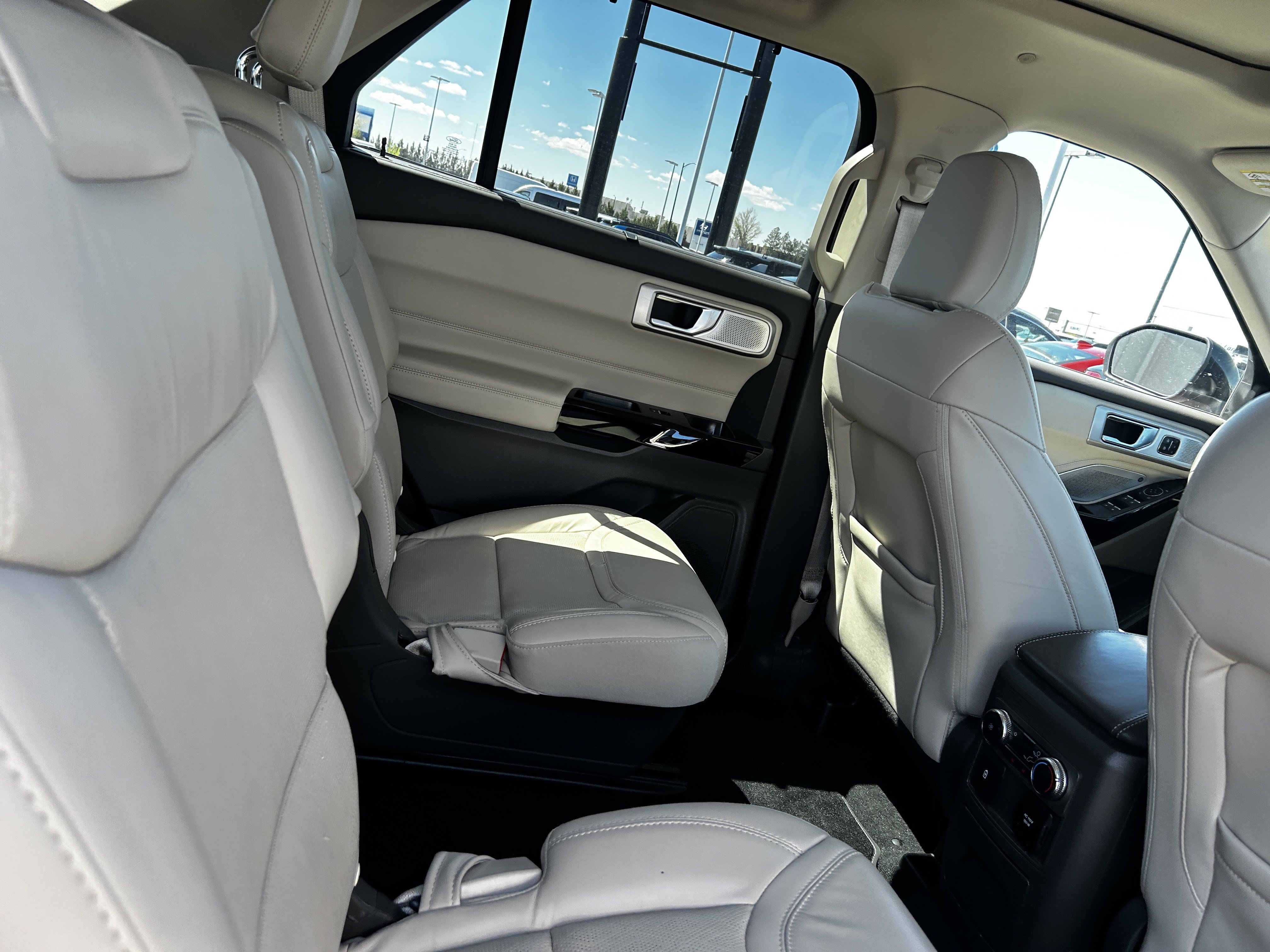 Certified 2022 Ford Explorer Platinum w/ Premium Technology Package AWD/4WD image 11