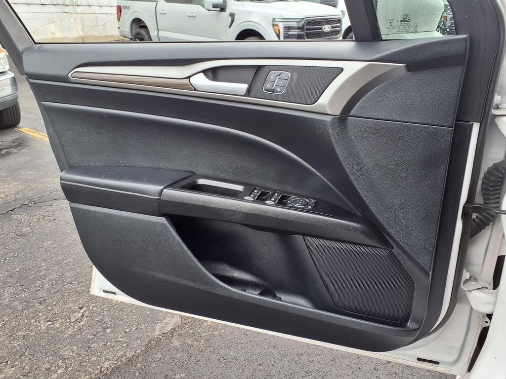 Certified 2018 Ford Fusion SE w/ Fusion SE Technology Package FWD image 23