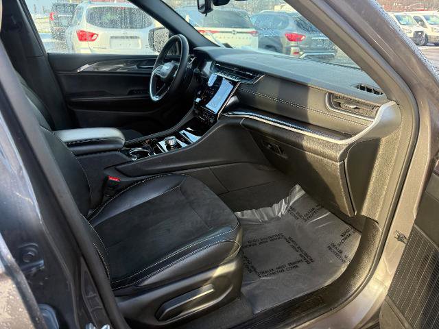 Used 2023 Jeep Grand Cherokee Altitude AWD/4WD image 11