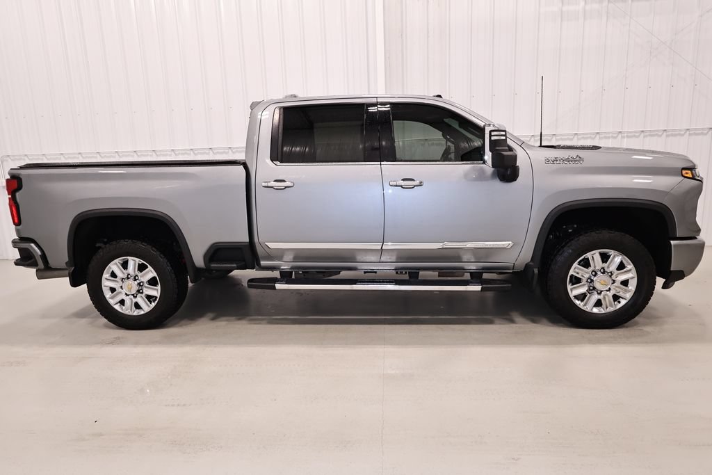 Used 2024 Chevrolet Silverado 3500 High Country w/ High Country Premium Package AWD/4WD image 2