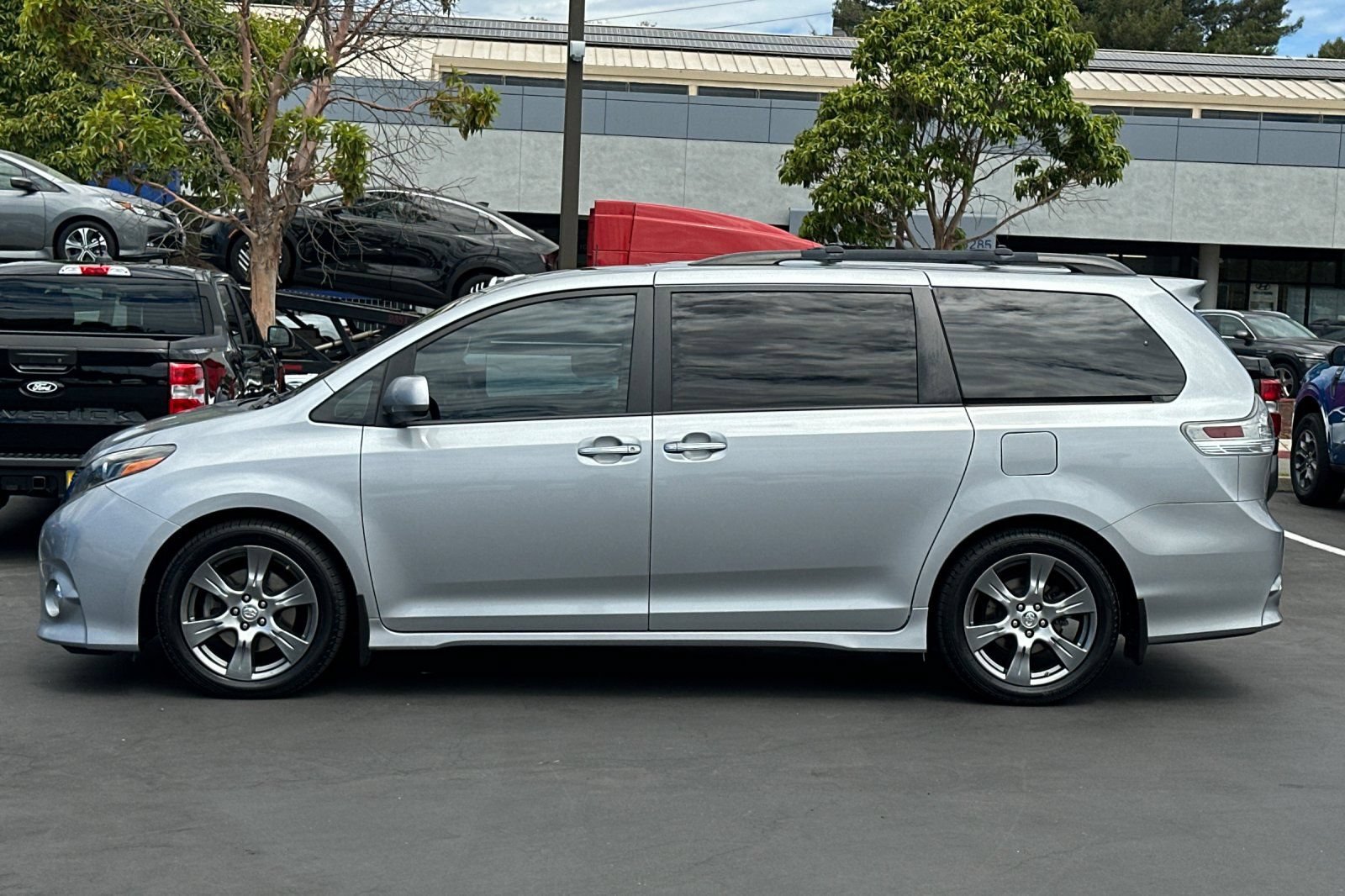 Used 2017 Toyota Sienna SE Premium FWD image 10