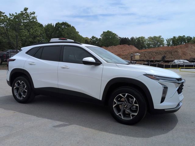 Used 2025 Chevrolet Trax LT w/ LT Convenience Package image 7