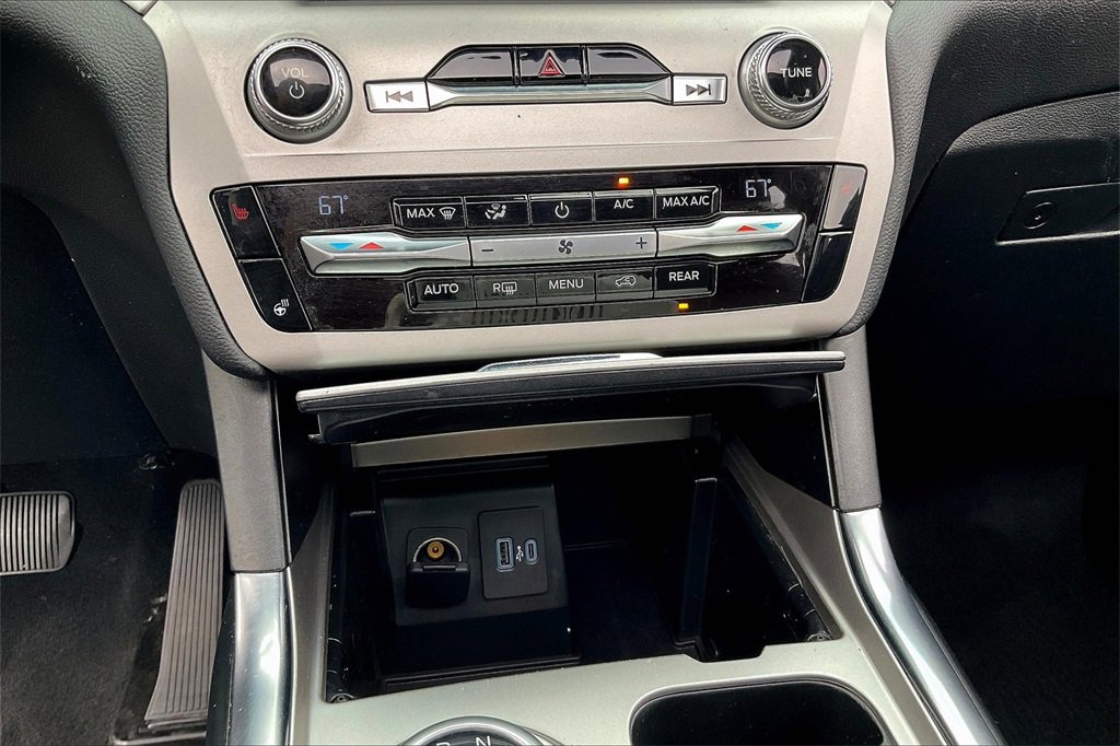 Certified 2020 Ford Explorer XLT w/ Equipment Group 202A image 34