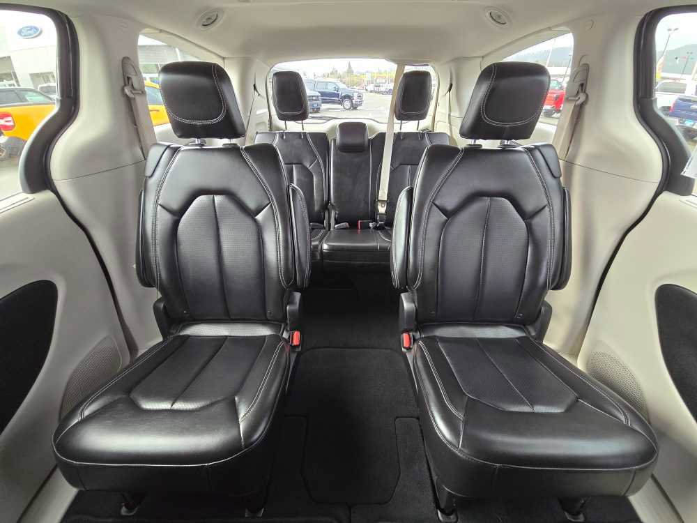 Used 2023 Chrysler Pacifica Touring-L image 18