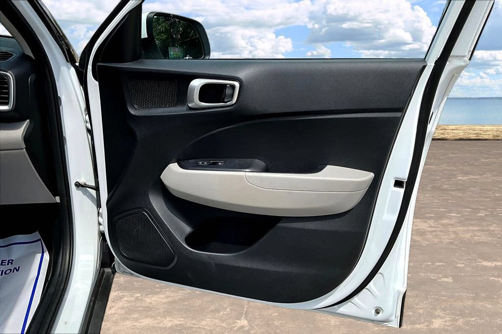 Used 2025 Hyundai Venue SEL FWD image 29