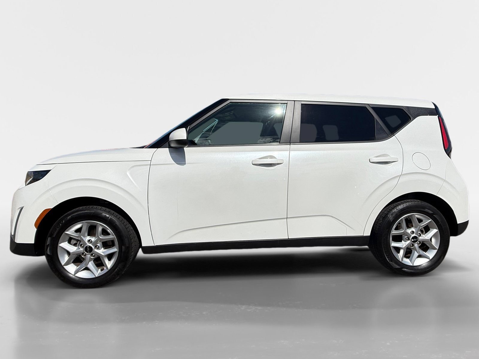 Used 2025 Kia Soul LX w/ LX Technology Package FWD image 2