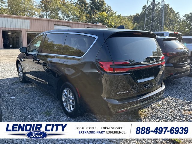 Used 2024 Chrysler Pacifica Touring-L FWD image 5