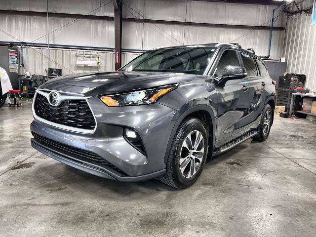 Used 2024 Toyota Highlander XLE FWD image 4