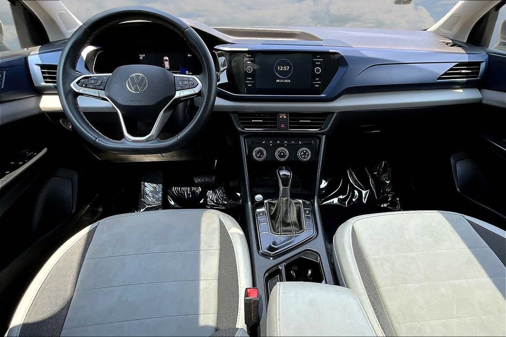 Used 2022 Volkswagen Taos SE w/ Panoramic Sunroof Package FWD image 9