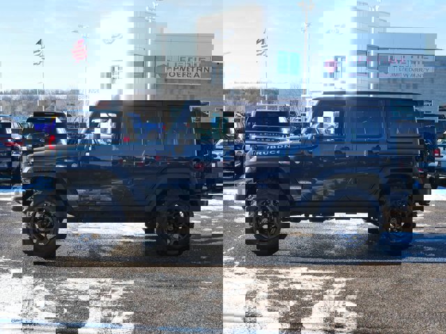 Used 2017 Jeep Wrangler Unlimited Rubicon w/ Connectivity Group image 2