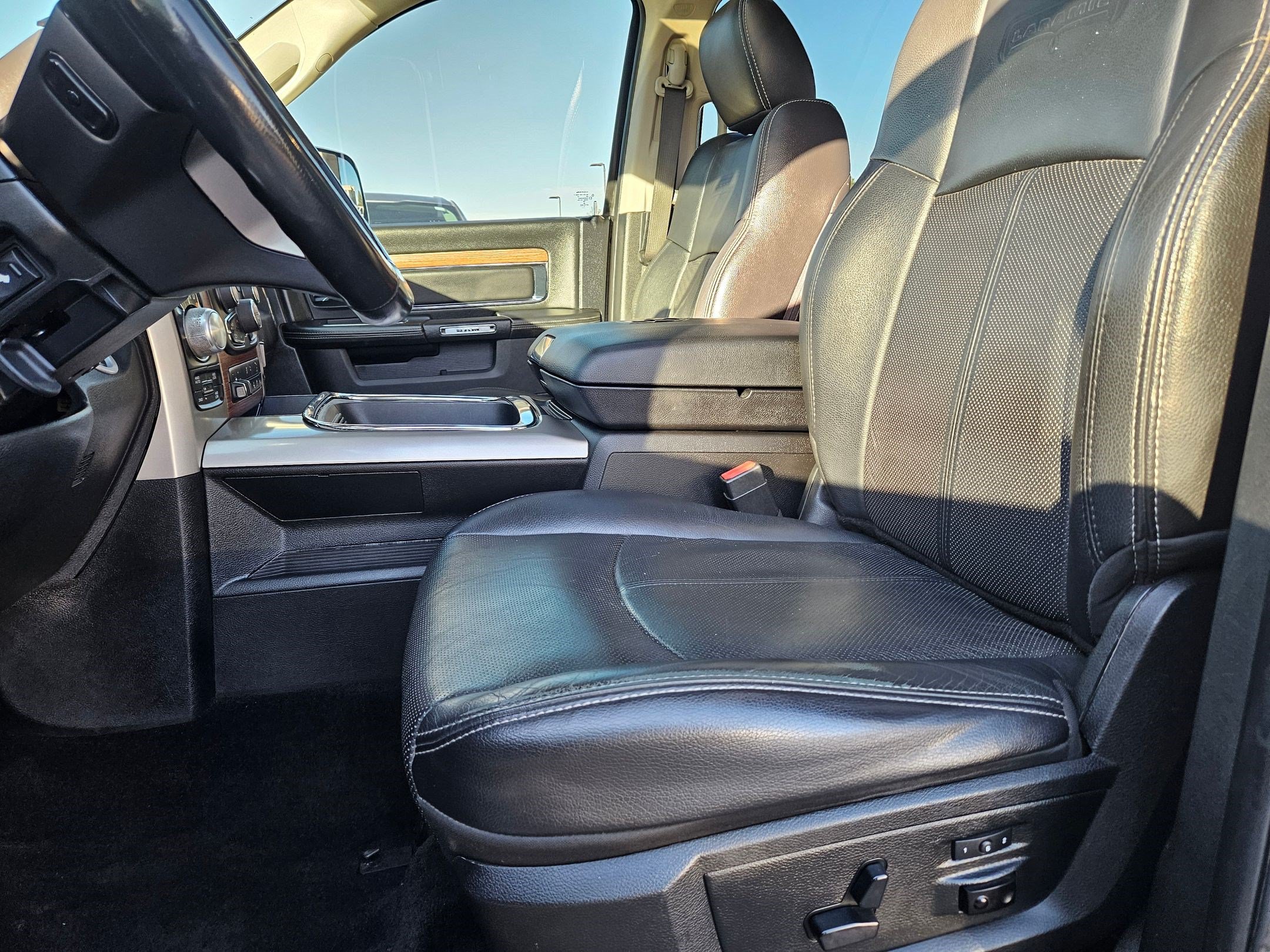 Used 2017 RAM 1500 Laramie AWD/4WD image 17