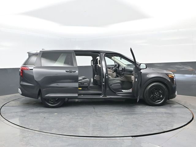 Used 2025 Kia Carnival FWD image 27
