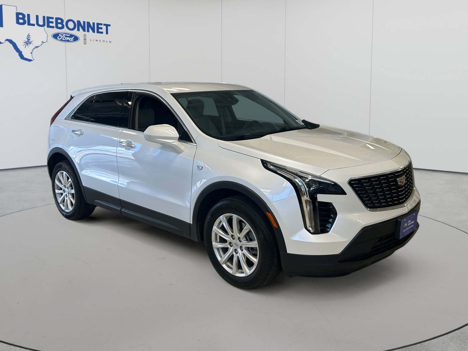 Used 2023 Cadillac XT4 Luxury w/ Cold Weather Package FWD image 3