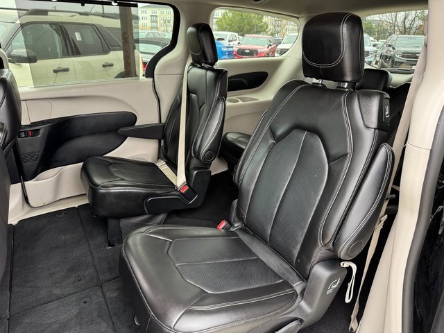 Used 2024 Chrysler Pacifica Touring-L image 16