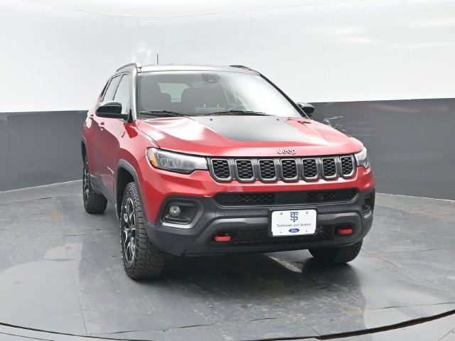 Used 2025 Jeep Compass Trailhawk AWD/4WD image 2