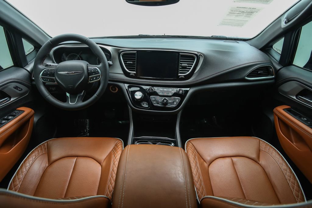 Used 2024 Chrysler Pacifica Pinnacle w/ Trailer Tow Group image 27