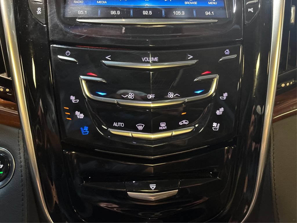 Used 2019 Cadillac Escalade Luxury w/ Escalade Sport Edition AWD/4WD image 33
