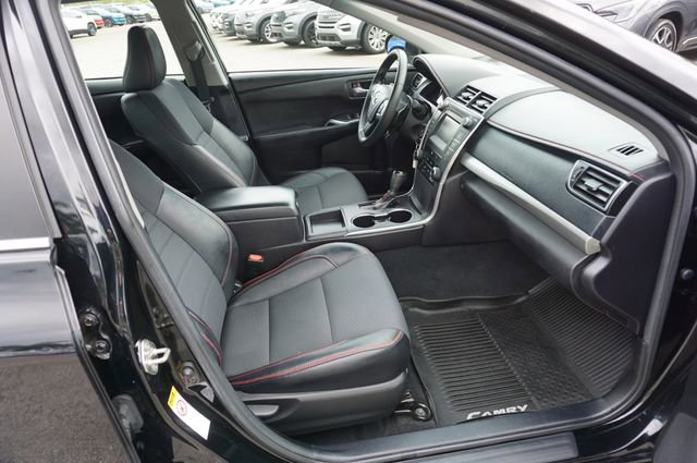 Used 2017 Toyota Camry SE FWD image 3